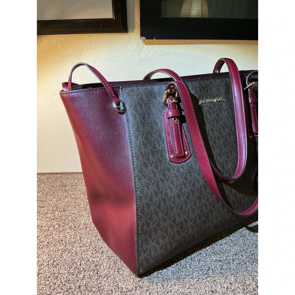 Michael Kors Voyager Medium Crossgrain Leather Tote Bag